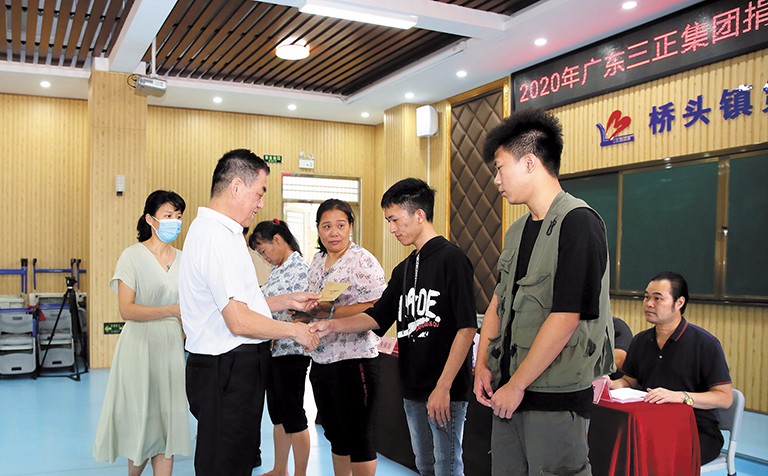 9月15日上午，我集团在桥头镇第三小学举行了2020年助学金发放仪式，助理总裁朱保当代表我集团向23名桥头籍困难家庭大学生发放了17.8万元助学金。这是我集团连续第12年资助桥头籍困难家庭大学生完成大