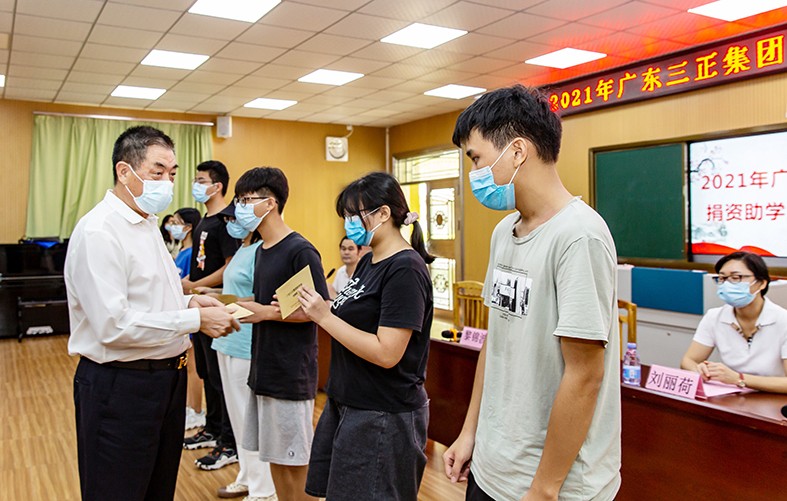 8月27日上午，我集团在桥头镇第二小学举行了2021年助学金发放仪式，向23名桥头籍困难家庭大学生发放助学金17.56万元。这是我集团连续第13年资助桥头籍困难家庭大学生完成大学学业。桥头镇三级调研员