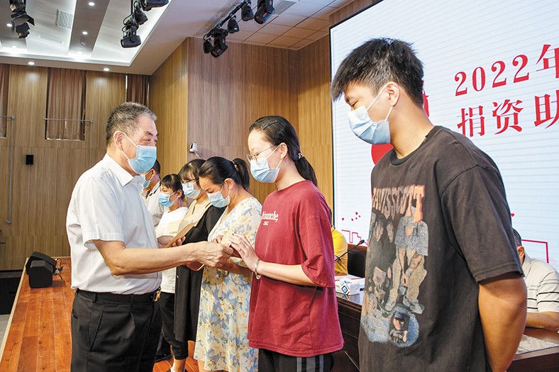 8月29日，我集团在桥头镇中心小学举行了2022年捐资助学金发放仪式，向22名桥头籍困难家庭在读大学生发放助学金16.88万元。